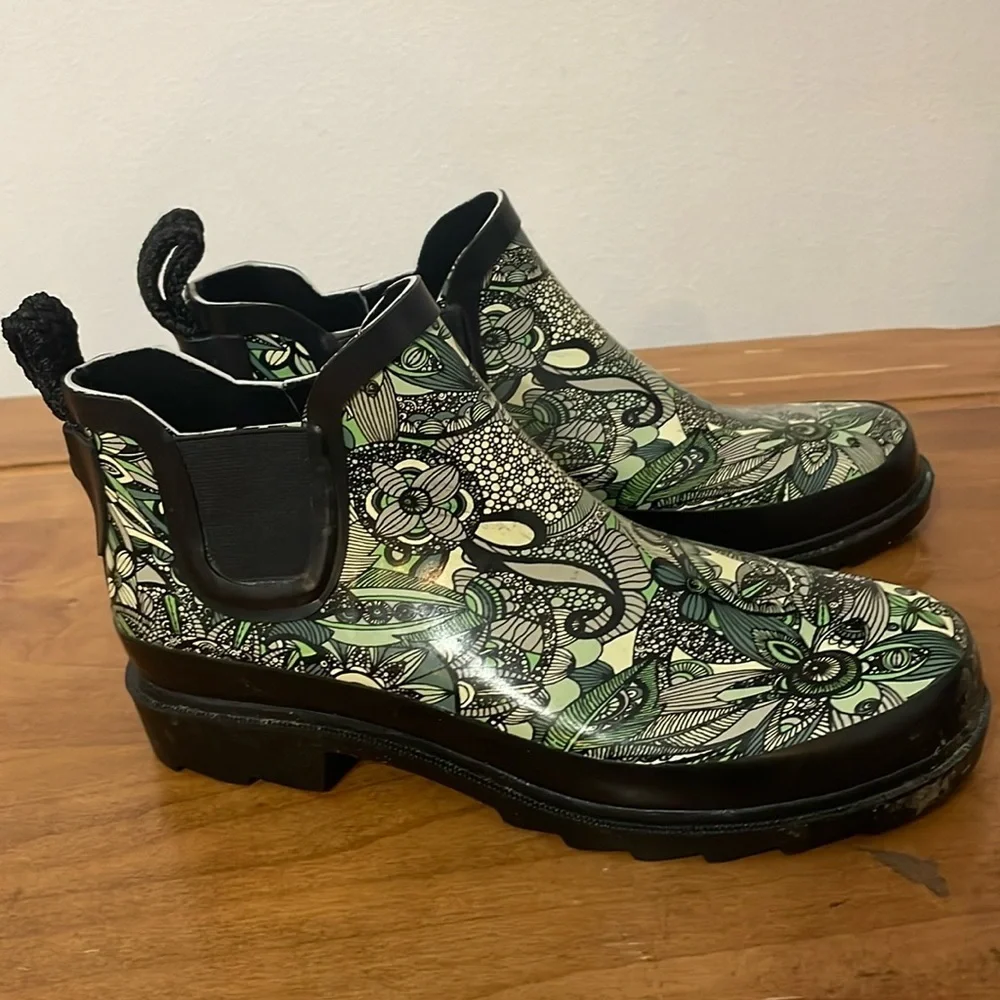 SAKROOTS Rhyme Ankle Rain Boots Size 7
